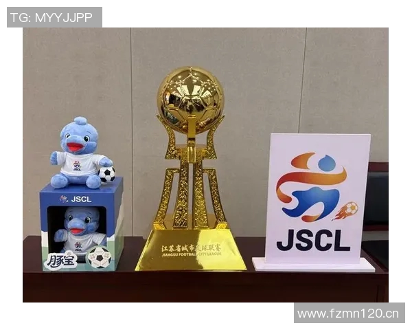 泰州首届苏超夺冠后迅速建设冠军奖杯打卡点吸引众多球迷前来留影 泰州首届苏超夺冠后迅速建设冠军奖杯打卡点吸引众多球迷前来留影