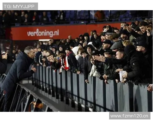 范佩西率队遭绝杀后卫失误引发怒火欧联杯六轮战绩惨淡