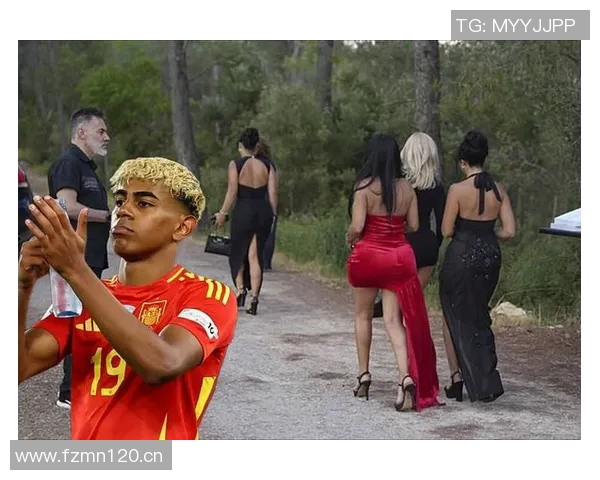 前女友与亚马尔分手后被拍到与知名博主共度派对时光 前女友与亚马尔分手后被拍到与知名博主共度派对时光